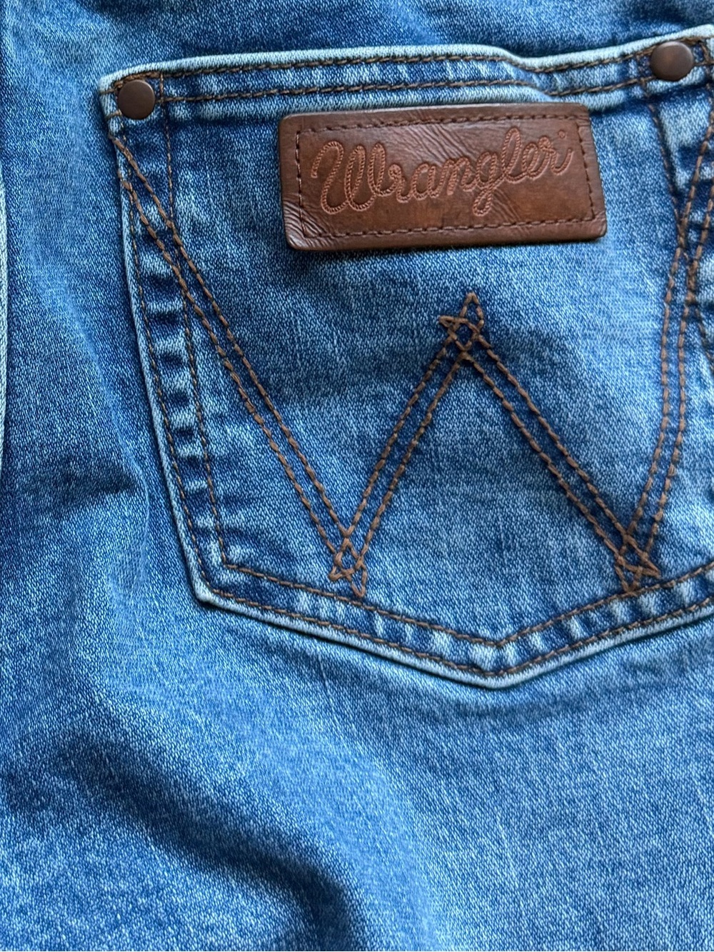 Wrangler High-Rise Women's Jeans in Medium Blue Denim